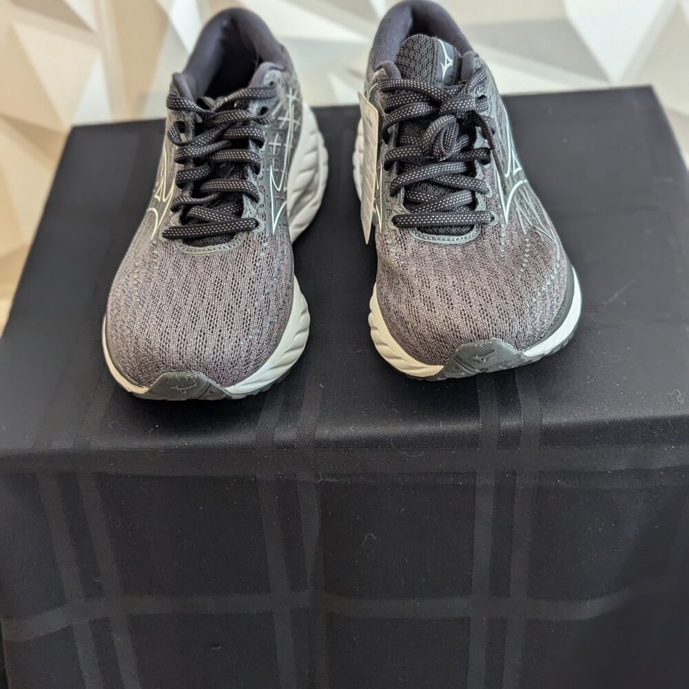 Mizuno Women's Wave Inspire 20 Running Shoe, Ebony/White, 7 Wide